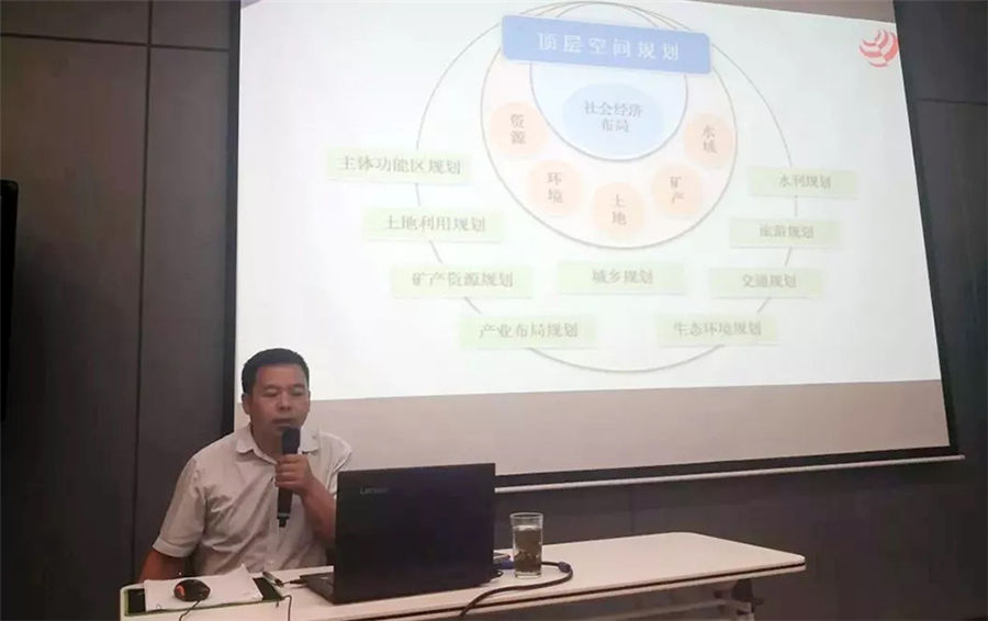 我司特邀上海市建緯（鄭州）律師事務所土地部部長賀學文律師開展《土地管理法》專題講座