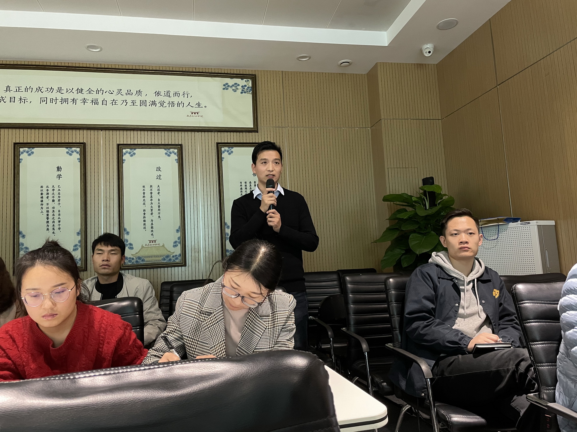 公司要聞 | 德泓咨詢召開第三季度咨詢成果質量分析會